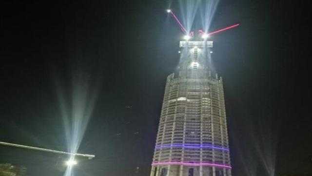 إضاءة البرج الأيقوني بالعاصمة الإدارية الجديدة احتفالا بالعام الجديد