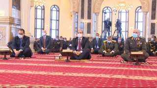 فيديو لقاء الرئيس السيسى بقادة القوات المسلحة عقب صلاة الجمعة فى مسجد المشير