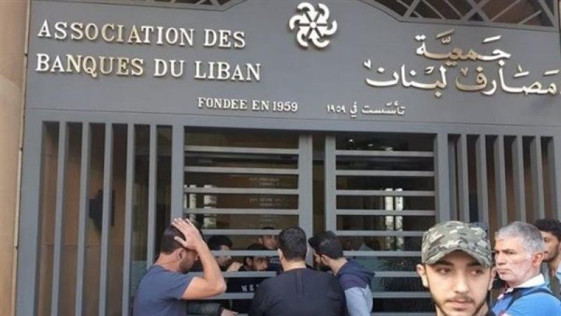 رويترز: البنوك اللبنانية تستعد لغلق أبوابها خوفًا من الهجمات المتكررة