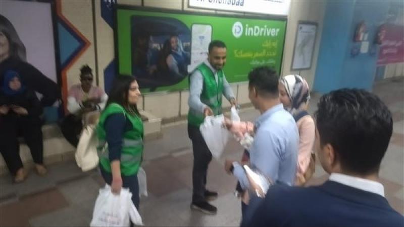 المترو: توزيع ألف وجبة «إفطار صائم» يوميا بالمحطات الرئيسية