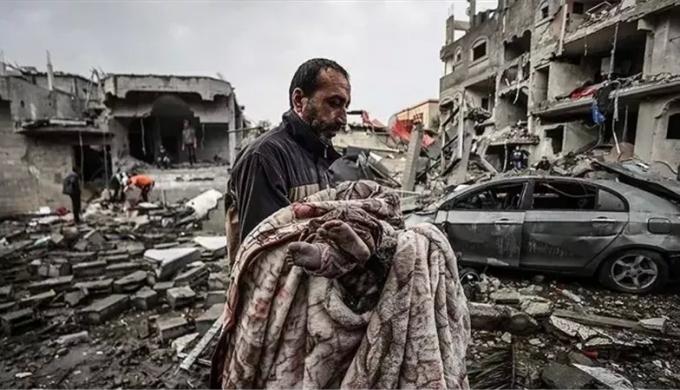 استشهاد 9 فلسطينيين بينهم 4 مسعفين بقصف إسرائيلى على قطاع غزة