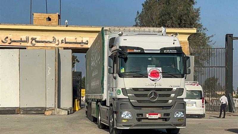 مصر تدفع بعشرات الشاحنات المحمّلة بآلاف الأطنان من المساعدات إلى غزة