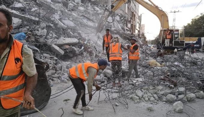 الدفاع المدني بغزة: انتشال جثامين 9 شهداء بعد استهداف الاحتلال حافلة للنازحين