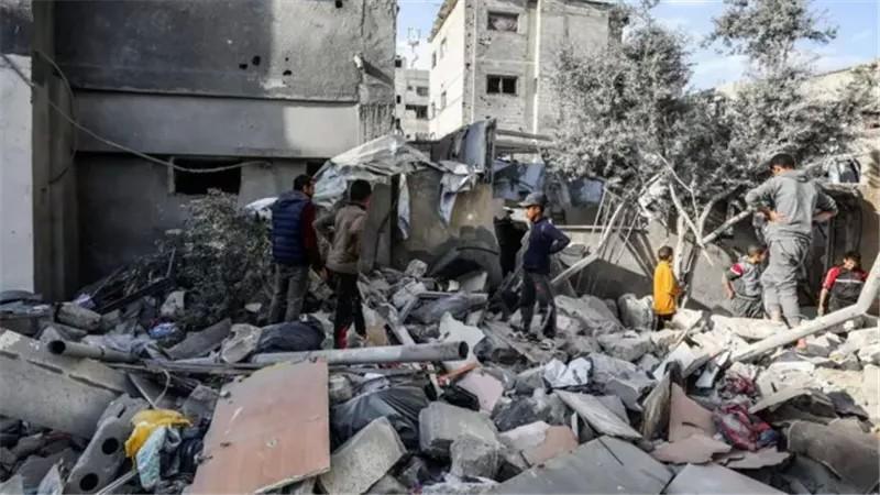 الدفاع المدني بغزة: انتشال 14 شهيدًا من تحت أنقاض منزل