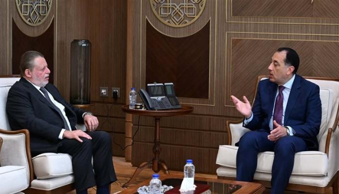 رئيس الوزراء يلتقي محافظ البنك المركزي لبحث عدد من الملفات المهمة