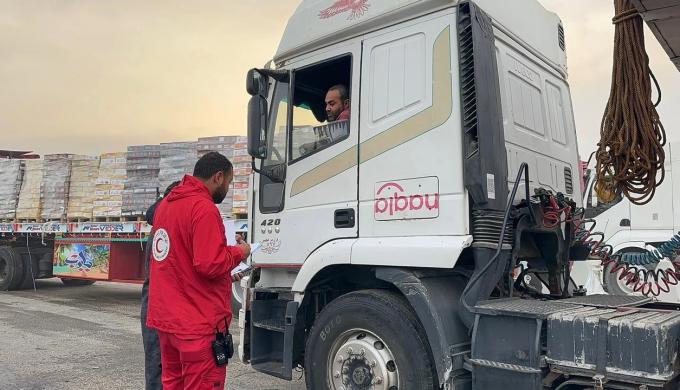 الهلال الأحمر المصري يسيّر قافلة مساعدات ضخمة لدعم غزة